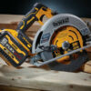 20V Max 7 1/4 in Brushless Cordless Circular Saw with Flexvolt Advantage Bare Tool